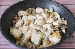 Макароны с курицей и грибами в сливочном соусе