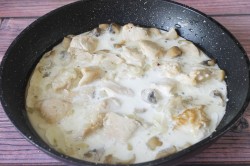 Макароны с курицей и грибами в сливочном соусе