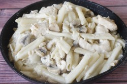Макароны с курицей и грибами в сливочном соусе