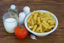 Макароны в сливочном соусе с чесноком - шаг 1