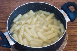 Макароны в сливочном соусе с чесноком - шаг 6