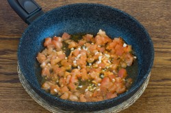 Макароны в сливочном соусе с чесноком - шаг 4