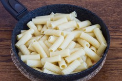 Макароны в сливочном соусе с чесноком - шаг 7