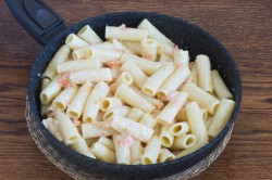 Макароны в сливочном соусе с чесноком - шаг 8