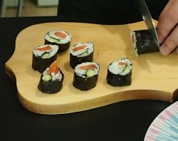 название картинки Маки суши (роллы) с лососем, сыром и огурцом