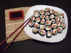 название картинки Маки суши (роллы) с лососем, сыром и огурцом