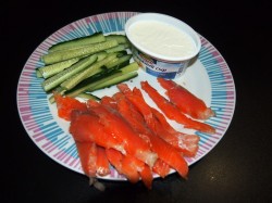 название картинки Маки суши (роллы) с лососем, сыром и огурцом