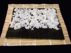 название картинки Маки суши (роллы) с лососем, сыром и огурцом