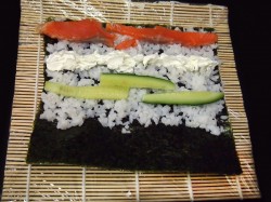 название картинки Маки суши (роллы) с лососем, сыром и огурцом
