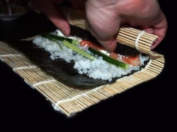 название картинки Маки суши (роллы) с лососем, сыром и огурцом