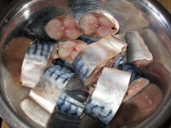 название картинки Маринованная скумбрия в банке с луком за 3 часа