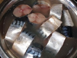 название картинки Маринованная скумбрия в банке с луком за 3 часа