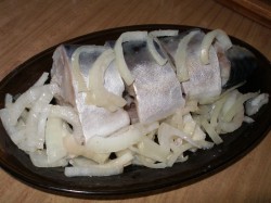 название картинки Маринованная скумбрия в банке с луком за 3 часа