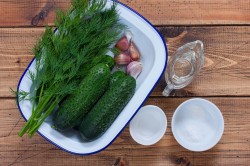 Малосольные огурцы с укропом - шаг 1