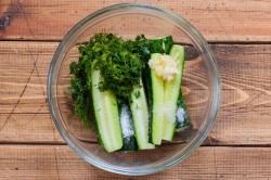 Малосольные огурцы с укропом - шаг 3