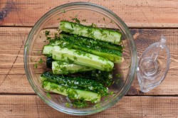 Малосольные огурцы с укропом - шаг 4