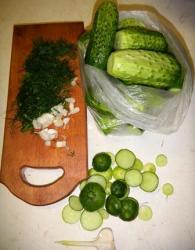 Малосольные огурчики в пакете с чесноком