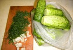 Малосольные огурчики в пакете с чесноком