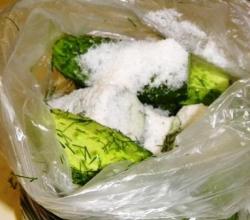 Малосольные огурчики в пакете с чесноком