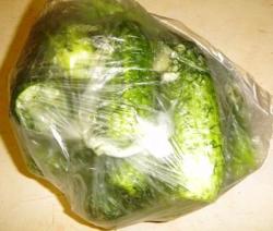 Малосольные огурчики в пакете с чесноком