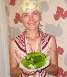 Малосольные огурчики в пакете с чесноком