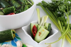 Малосольные огурцы в кастрюле быстро