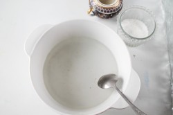 Малосольные огурцы в кастрюле быстро