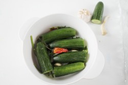 Малосольные огурцы в кастрюле быстро