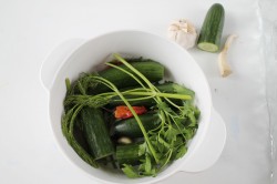 Малосольные огурцы в кастрюле быстро