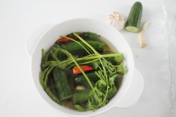 Малосольные огурцы в кастрюле быстро