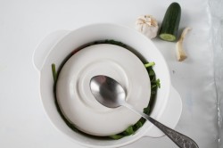 Малосольные огурцы в кастрюле быстро