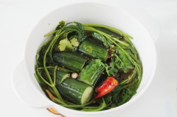 Малосольные огурцы в кастрюле быстро