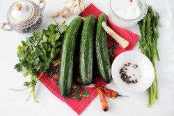 Малосольные огурцы в кастрюле быстро