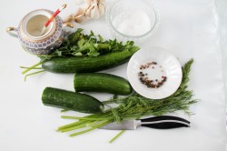 Малосольные огурцы в рассоле в кастрюле - шаг 1