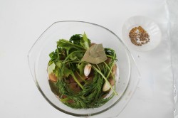 Малосольные огурцы в рассоле в кастрюле - шаг 3