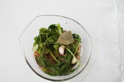 Малосольные огурцы в рассоле в кастрюле - шаг 4