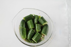 Малосольные огурцы в рассоле в кастрюле - шаг 5