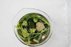 Малосольные огурцы в рассоле в кастрюле - шаг 7