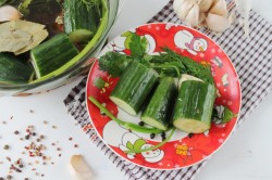 Малосольные огурцы в рассоле в кастрюле - шаг 9