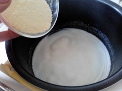 Манная каша в мультиварке на молоке - шаг 4