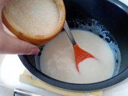 Манная каша в мультиварке на молоке - шаг 6