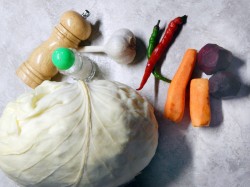 Маринованная капуста крупными кусками со свеклой