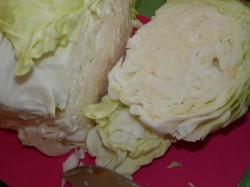 Маринованная капуста крупными кусками со свеклой