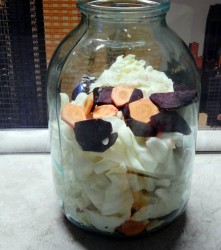 Маринованная капуста крупными кусками со свеклой