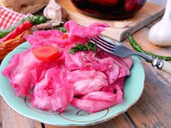 Маринованная капуста крупными кусками со свеклой