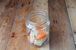 Маринованная капуста со свеклой на зиму - шаг 3