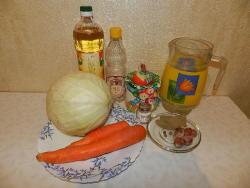 Маринованная капуста с солью, сахаром, уксусом и морковью