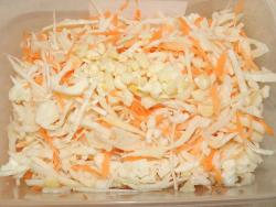 Маринованная капуста с солью, сахаром, уксусом и морковью