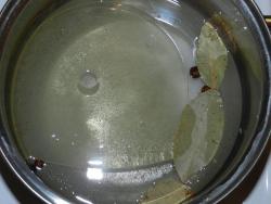 Маринованная капуста с солью, сахаром, уксусом и морковью