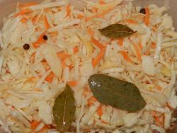 Маринованная капуста с солью, сахаром, уксусом и морковью